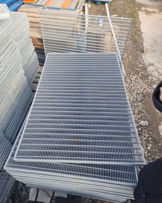 Vând grătare zincate și pentru spălătorie auto și trepte