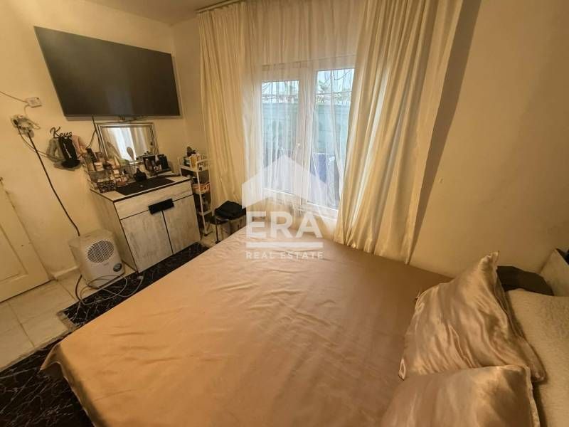 Ексклузивна, едноетажна, тухлена къща за продажба, с двор, на ул. Иван