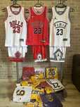 Echipamente baschet copii – modele Jordan și Lakers