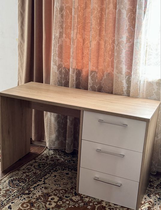 Дървено бюро от Mömax