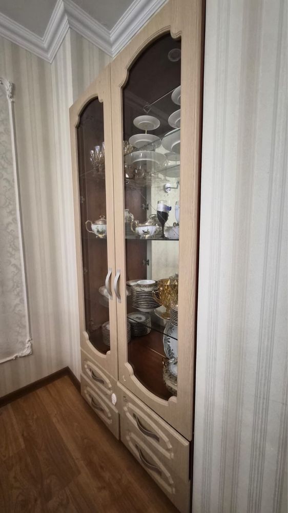 Шкаф для посуды, посуда не продается