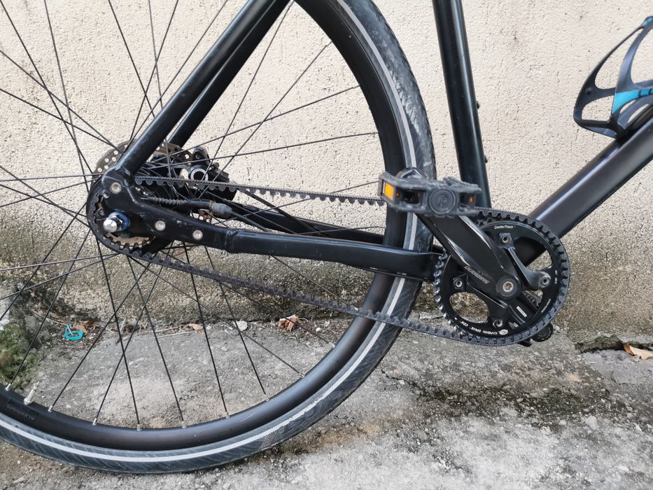 Bicicleta CUBE Hyde pe curea gravel city trekking