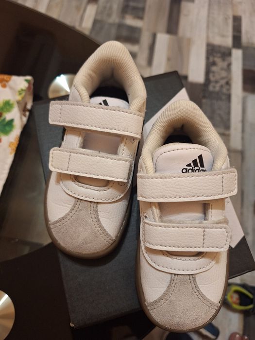 Бял Адидас номер 22