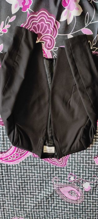 Късо палто тип пеперуда и черно сако.