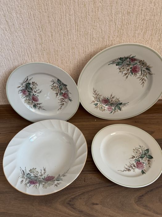 Продам тарелки глубокие и мелкие