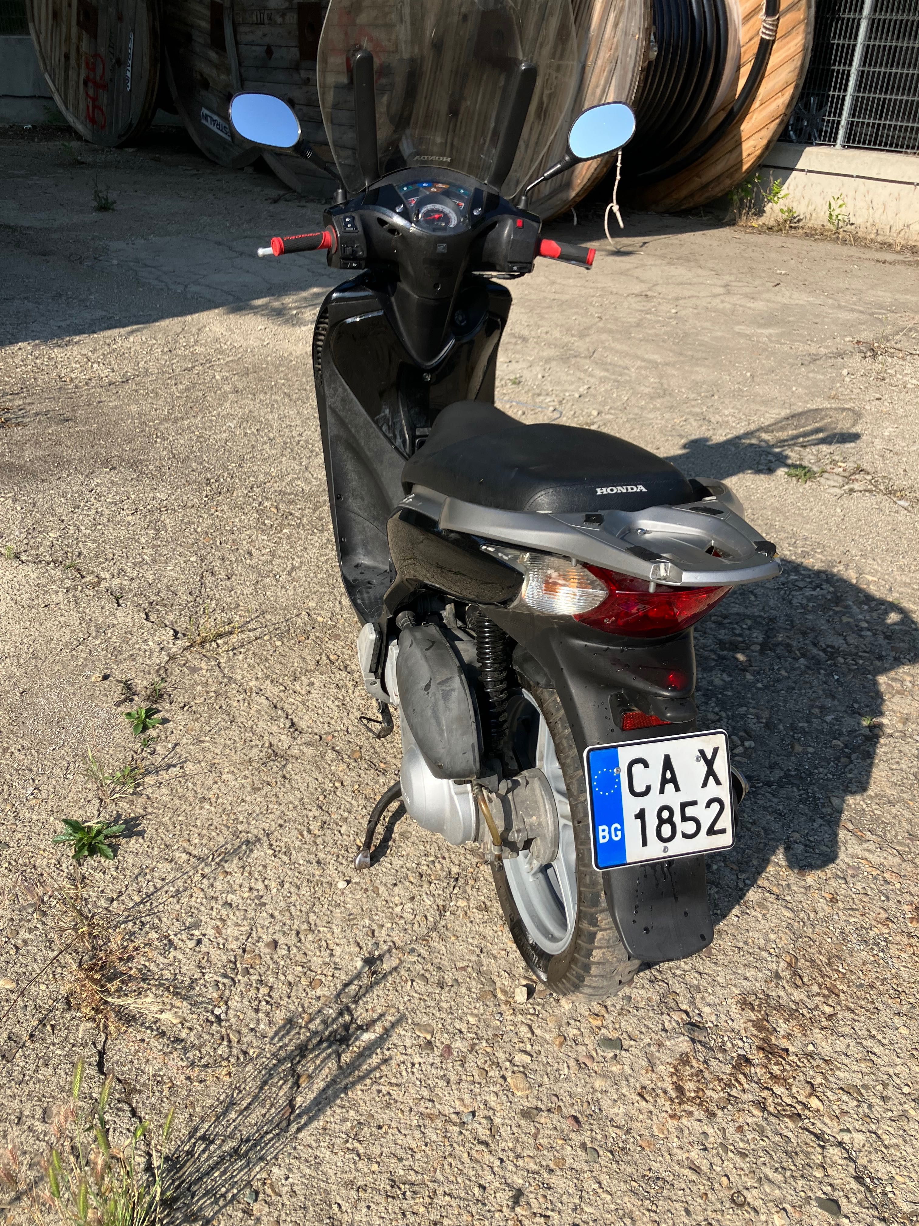 Продавам скутер Хонда