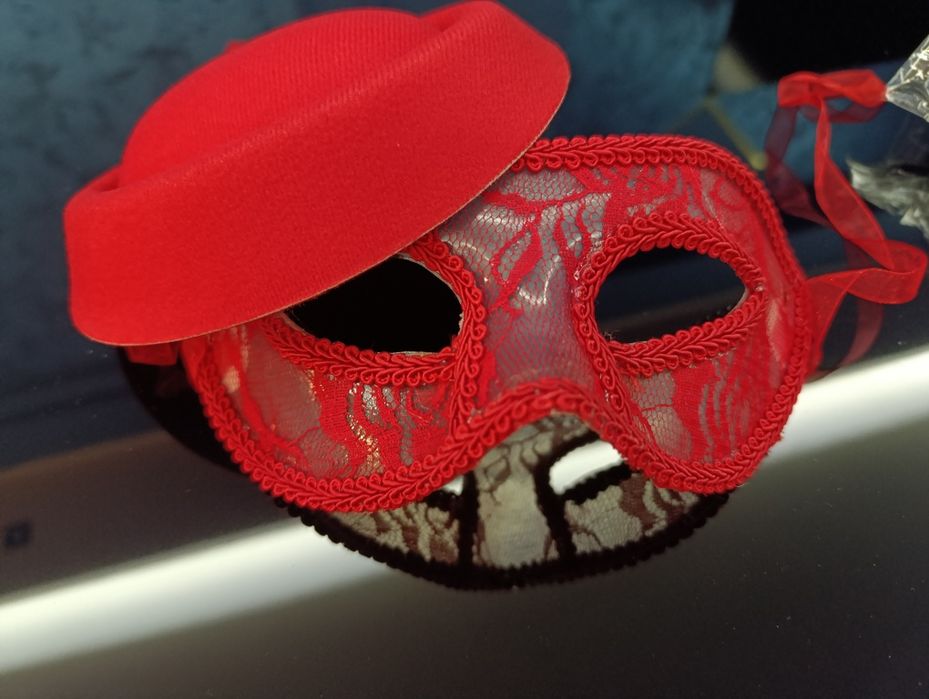Карнавальная маска и шляпка-таблетка,черный и красный цвет