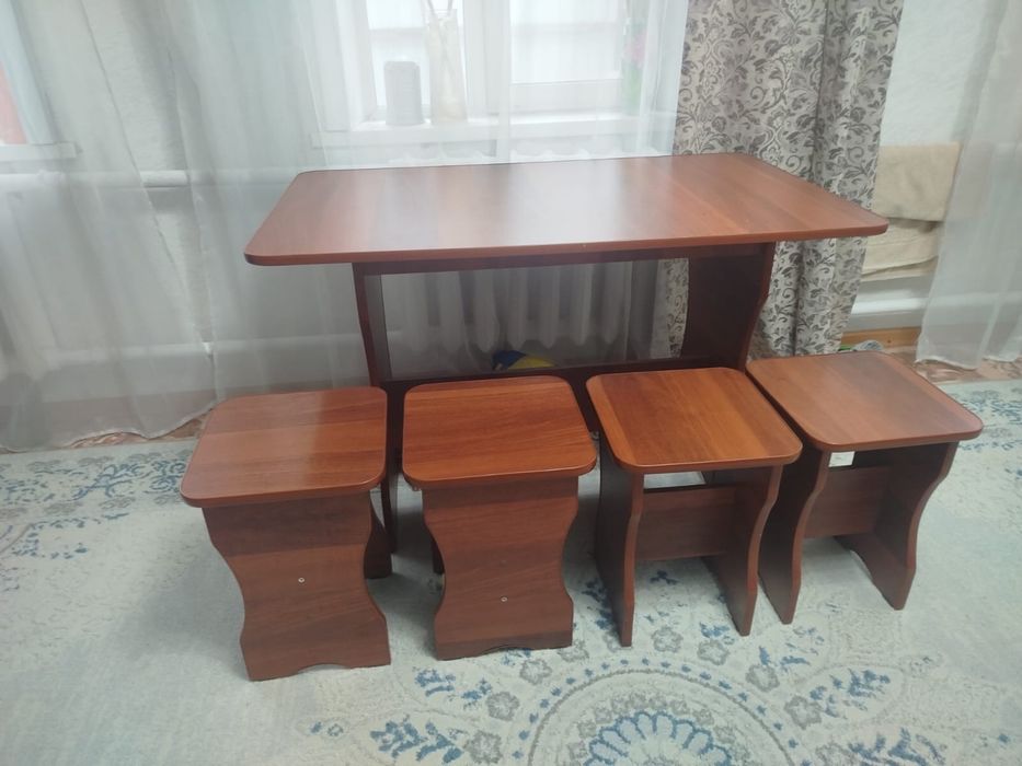 Стол кухонный со стульями  б/у в хорошем состоянии 25000 тнг.