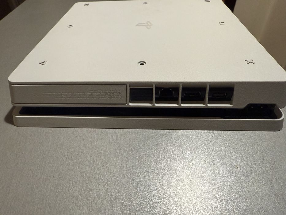 PlayStation 4 + 2 джойстика и подарък 2 игри