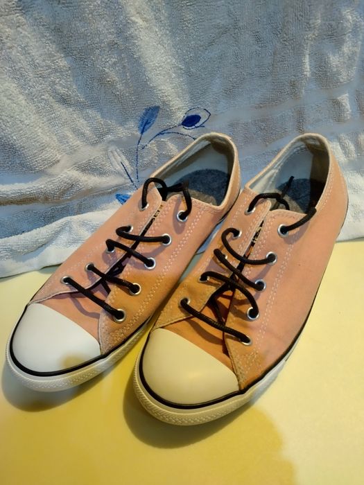 Vând teniși marca Converse