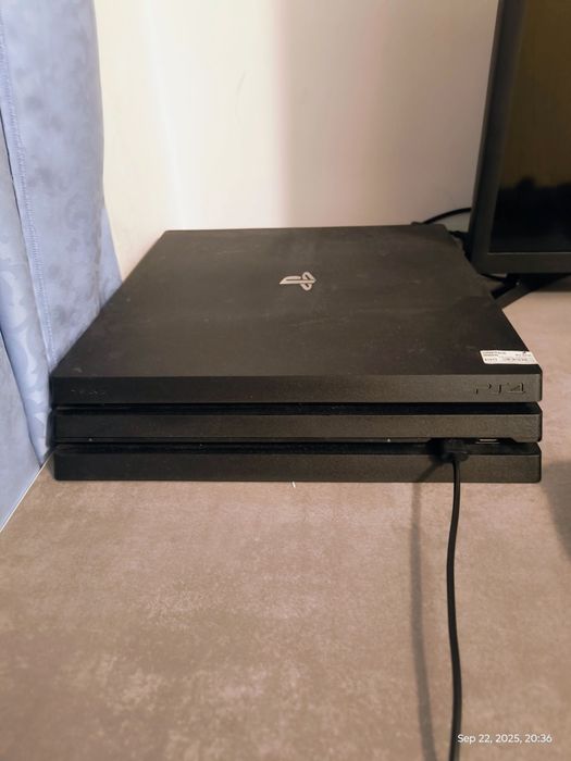 PS4 pro de 1 tb cu 2 manete și 4jocuri
