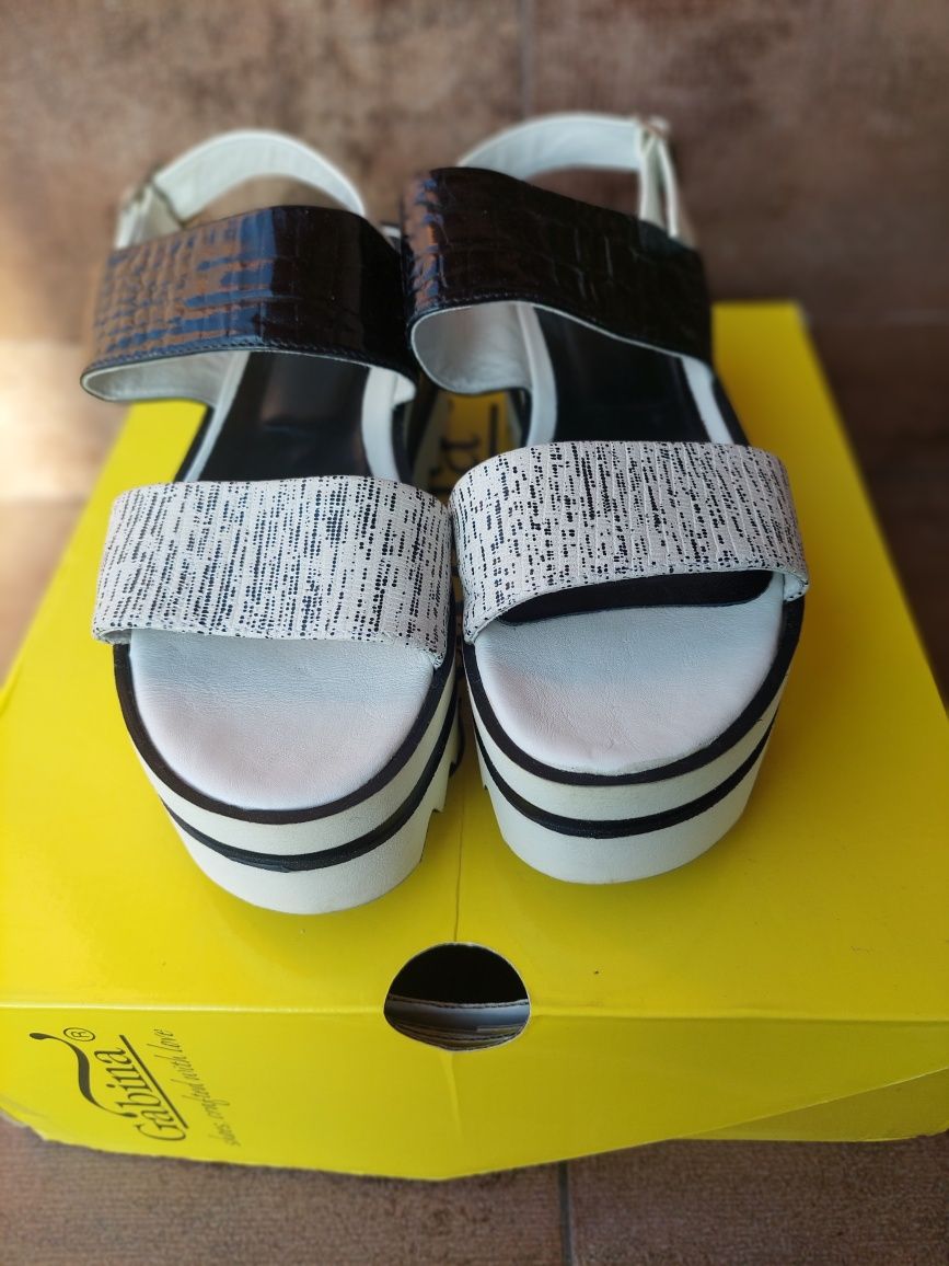 Дамски сандали Gabina и Dr Martens