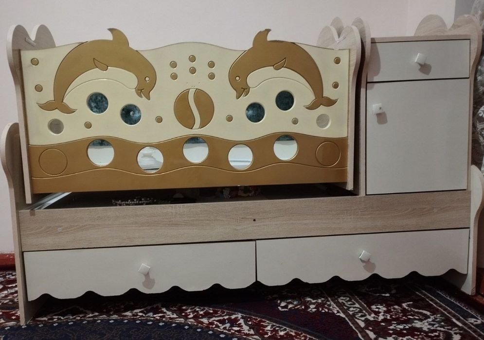 Divan va shkafchasi bor belanchak.  Yangi ishlatilmagan,  sifatli.