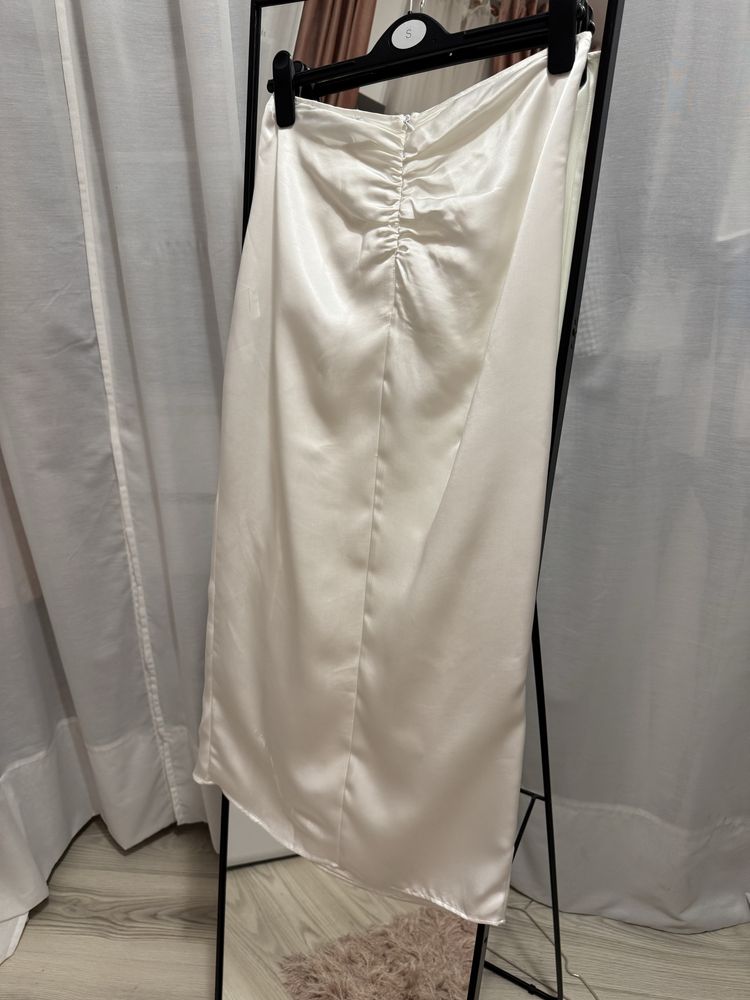 Fustă midi/ lungă satinată alb oyster cu drapaj elegant Zara marimea S