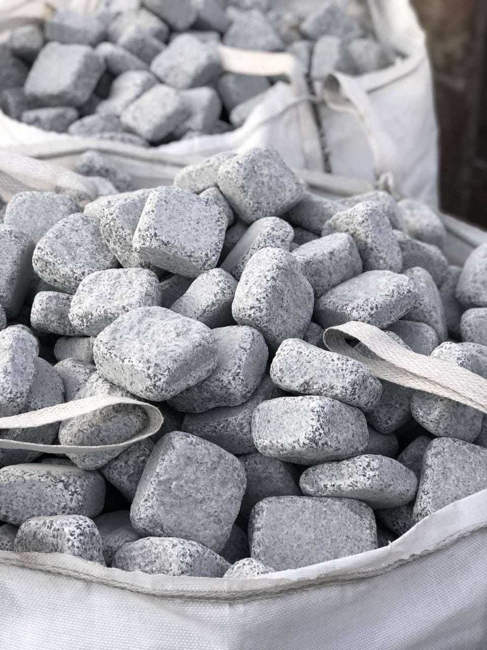 Piatra cubica Granit Sare si Piper 10x10x5-10 pret 1030 ron/tona