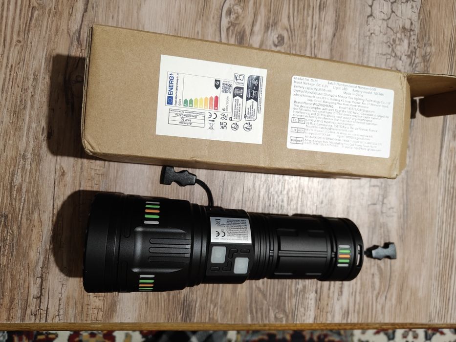 Дълекобоен, мощен, LED фенер,метален, тип лазерен!