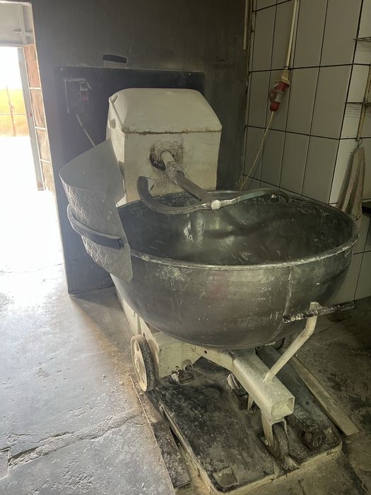 Malaxor cu ancoră si divizor aluat