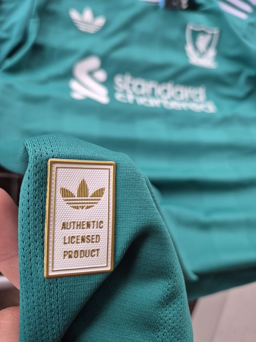 Фланелка на Ливърпул 25/26 ХЛ с името на Райън Гравенберх.