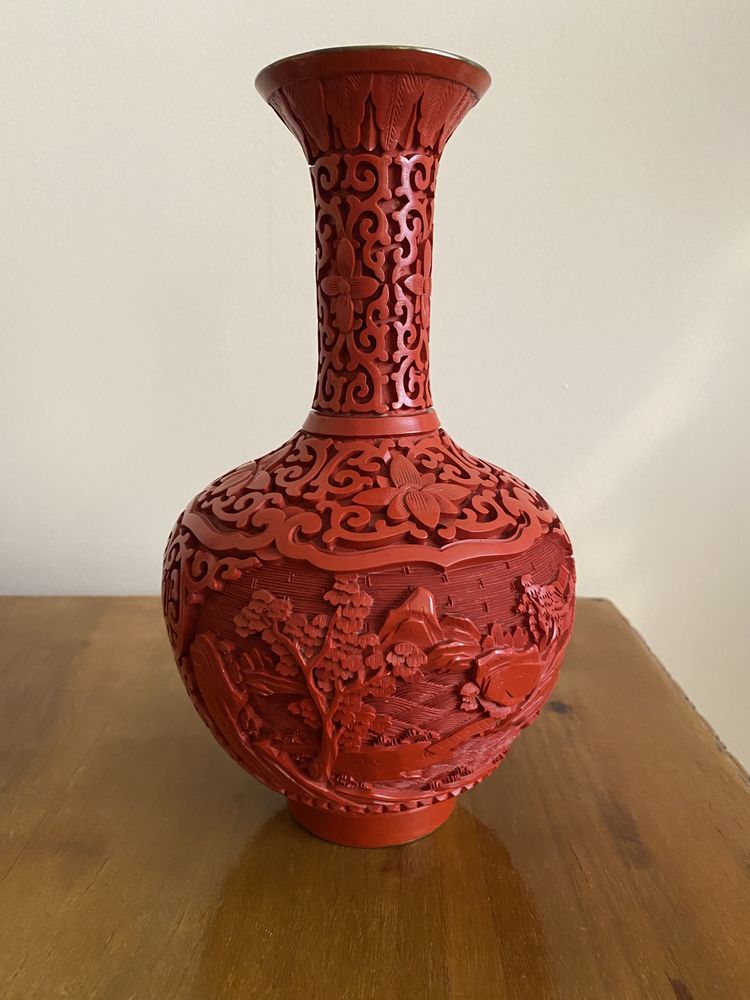 Vaza asiatica din cinabru