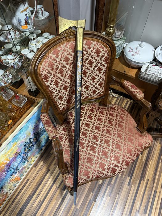 стар бастун с красив обков завършващ с месингова брадва