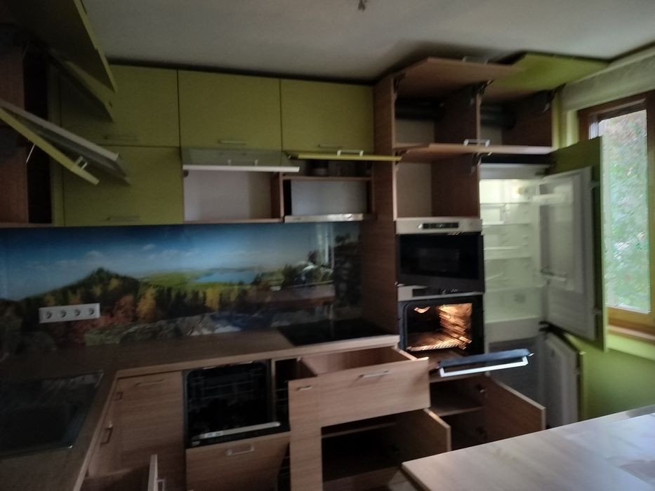 Ъглова кухня с вградени уреди