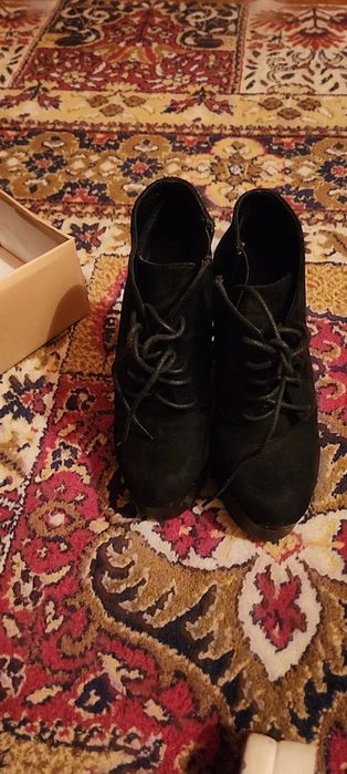 Продавам дамски велурени обувки боти номер 36 носени са няколко пъти