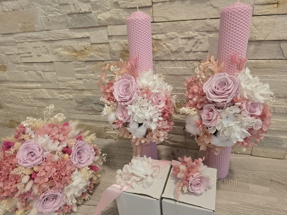 Disponibil un set cu 2 lumanari, 1 buchet, 1 cocarda si 5 bratari.