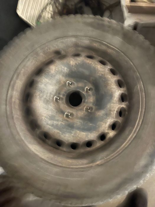 Зимни гуми със джантите 196/65R15 за пасат 5  300лв
