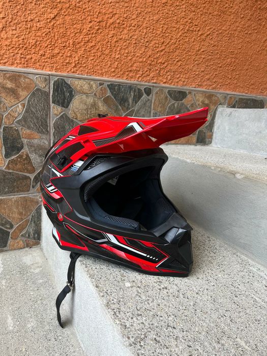 Vând cască de motor