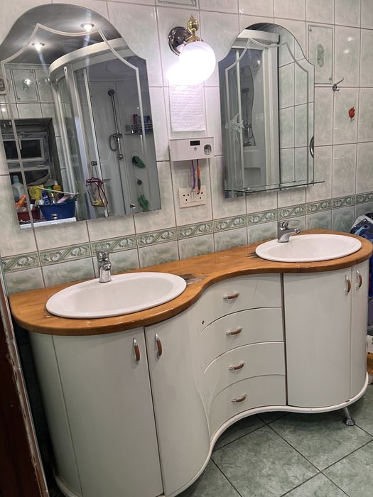 Продаю тумбы с раковинами с зеркалами