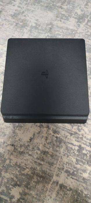 Продам Playstation 4, в отличном состоянии