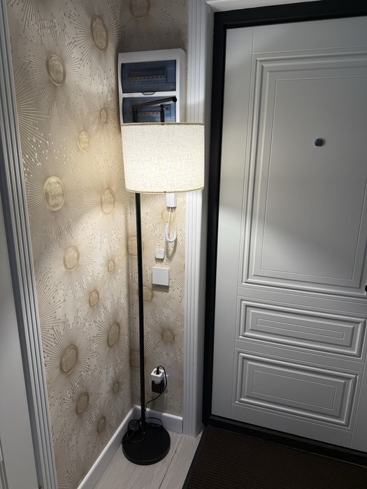 Торшер уютный в отличном состоянии с тканевым абажур