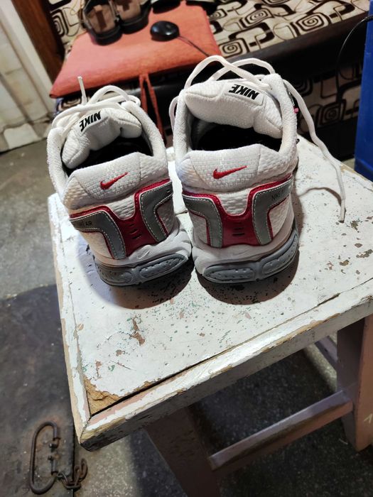 Vand adidasi nike ,model deosebit