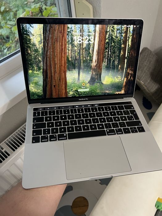 Macbook pro i5 ssd 512 gb touch bar 13 inch