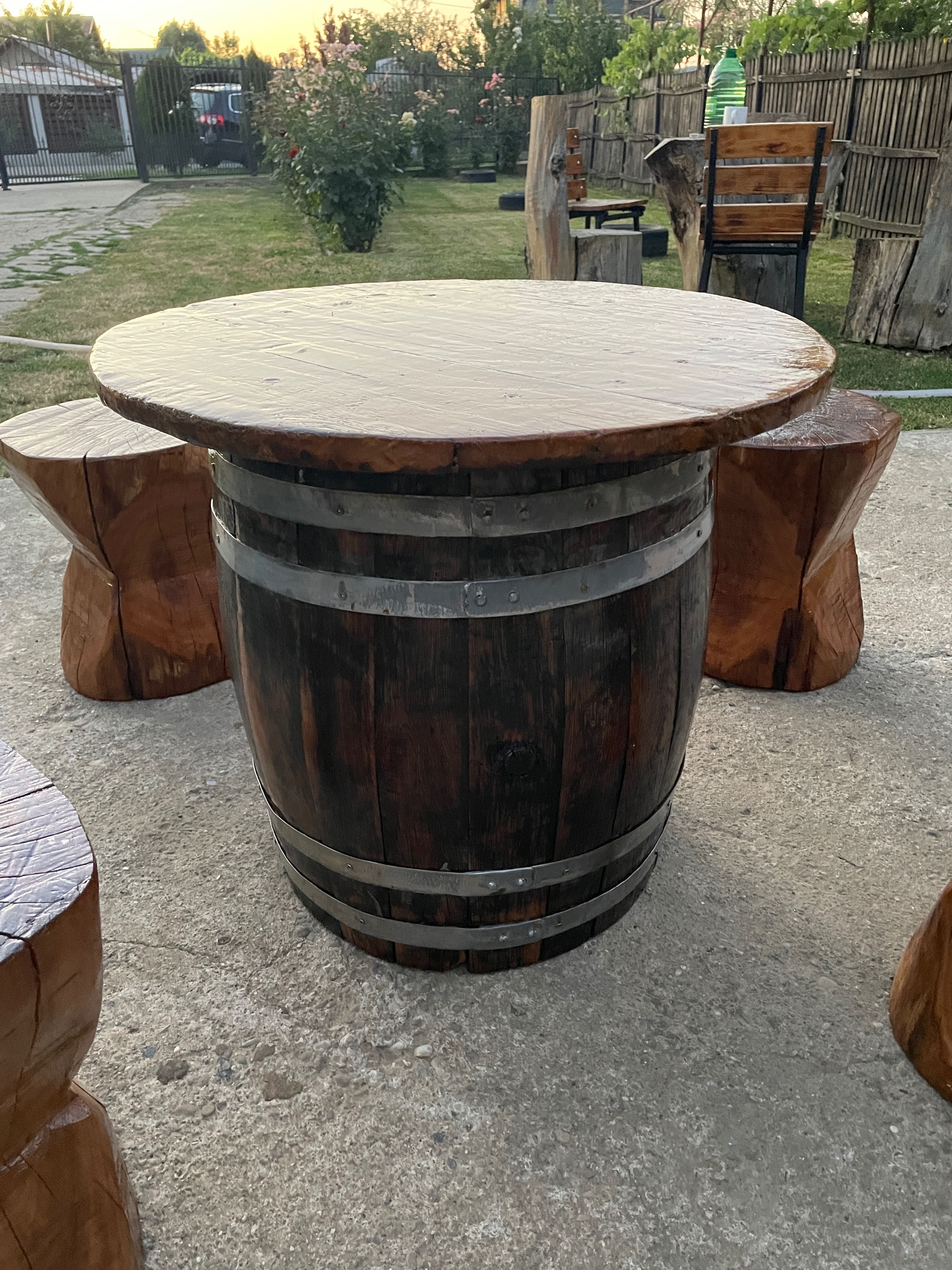 Set masa rustică tip butoi cu 4 scaune