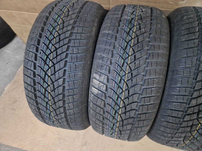 4 броя Goodyear R18 245/45/ 
нови зимни гуми 
DOT3418