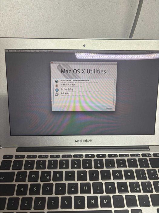 Macbook Air model A1370 i5 - 1.6Gb complet, probabil SSD defect