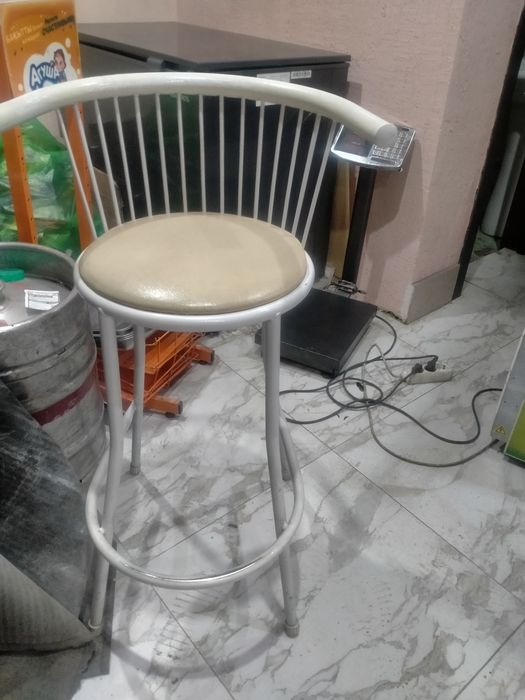 Продам два барных стула.