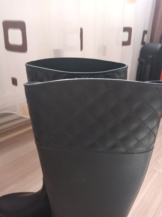 Vând cizme din gumă.