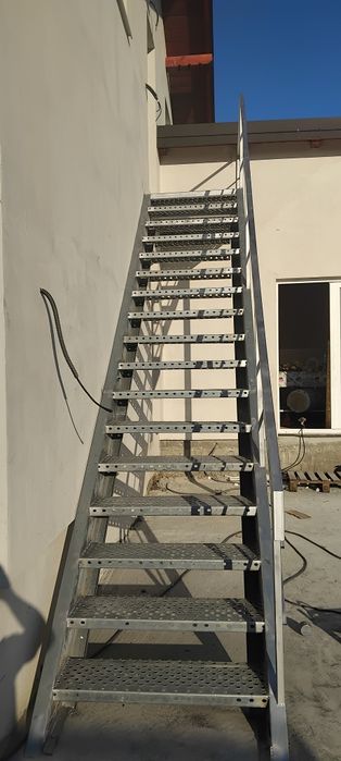 Scara zincate la comanda în toată tara oferim și