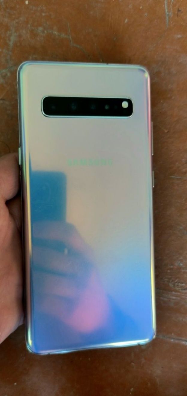 Samsung galaxy s10 5g idyal holatda chizilgan qirilgan joylar yuq.