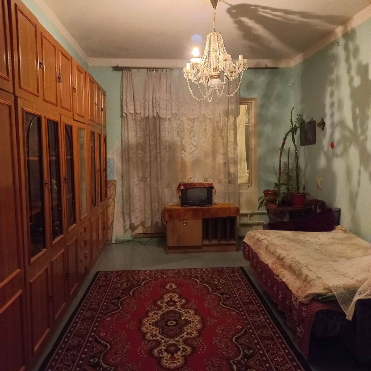 Продаётся Сергели4 четырёхкомнатная квартира на пятом этаже не торцева