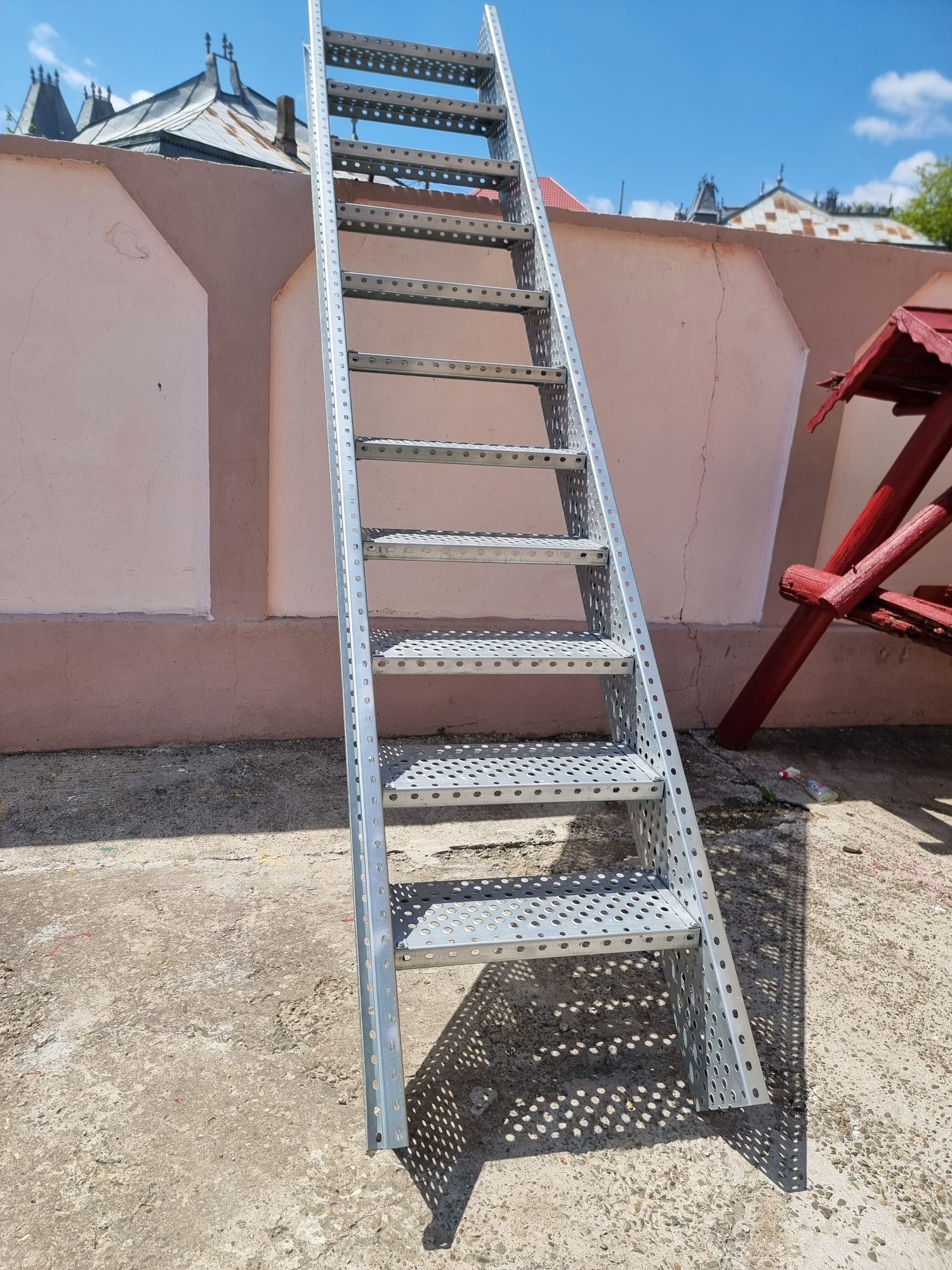 Vând scarii metalice zincate exterioare și pentru incendii , platforme