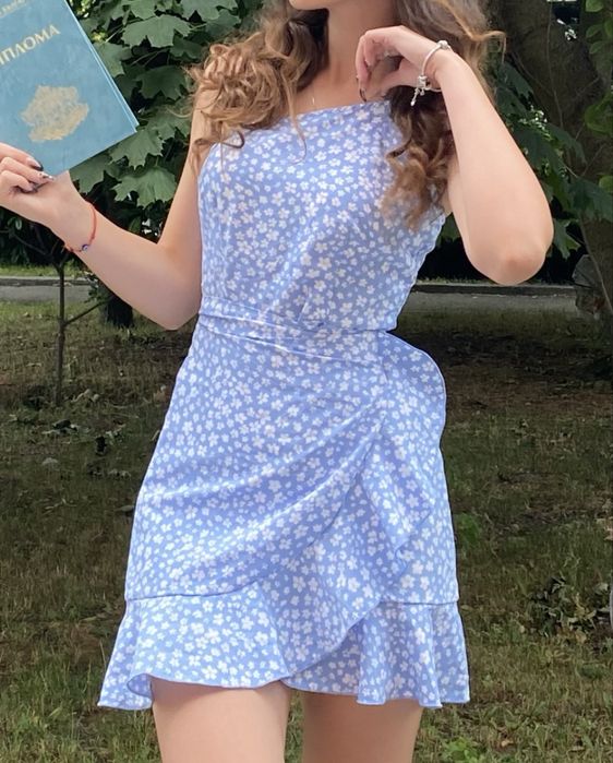 Синя рокля с цветя