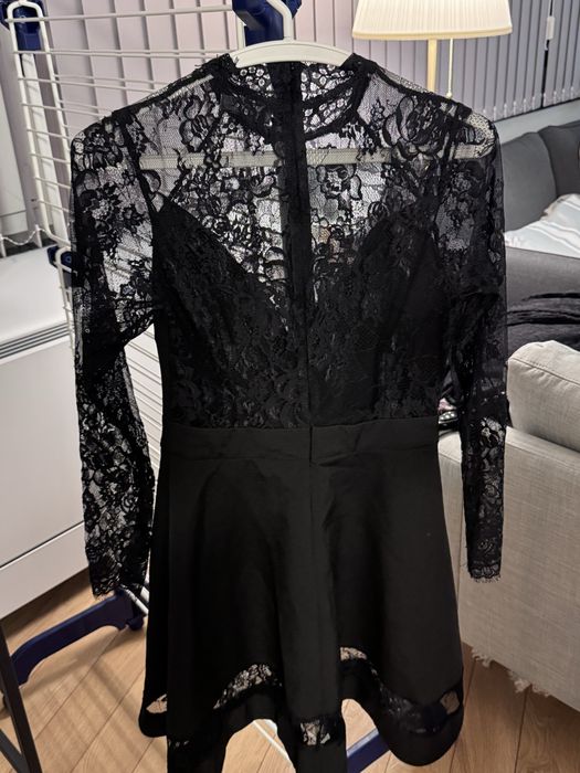 Черна дантелена рокля до коляното