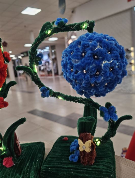 Lampa decorativă cu flori
Cu un aer de poveste si cu foarte multe flor