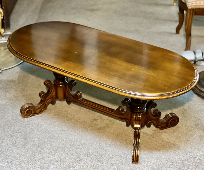 Masă de cafea / masă de salon veche din lemn masiv - sculptată