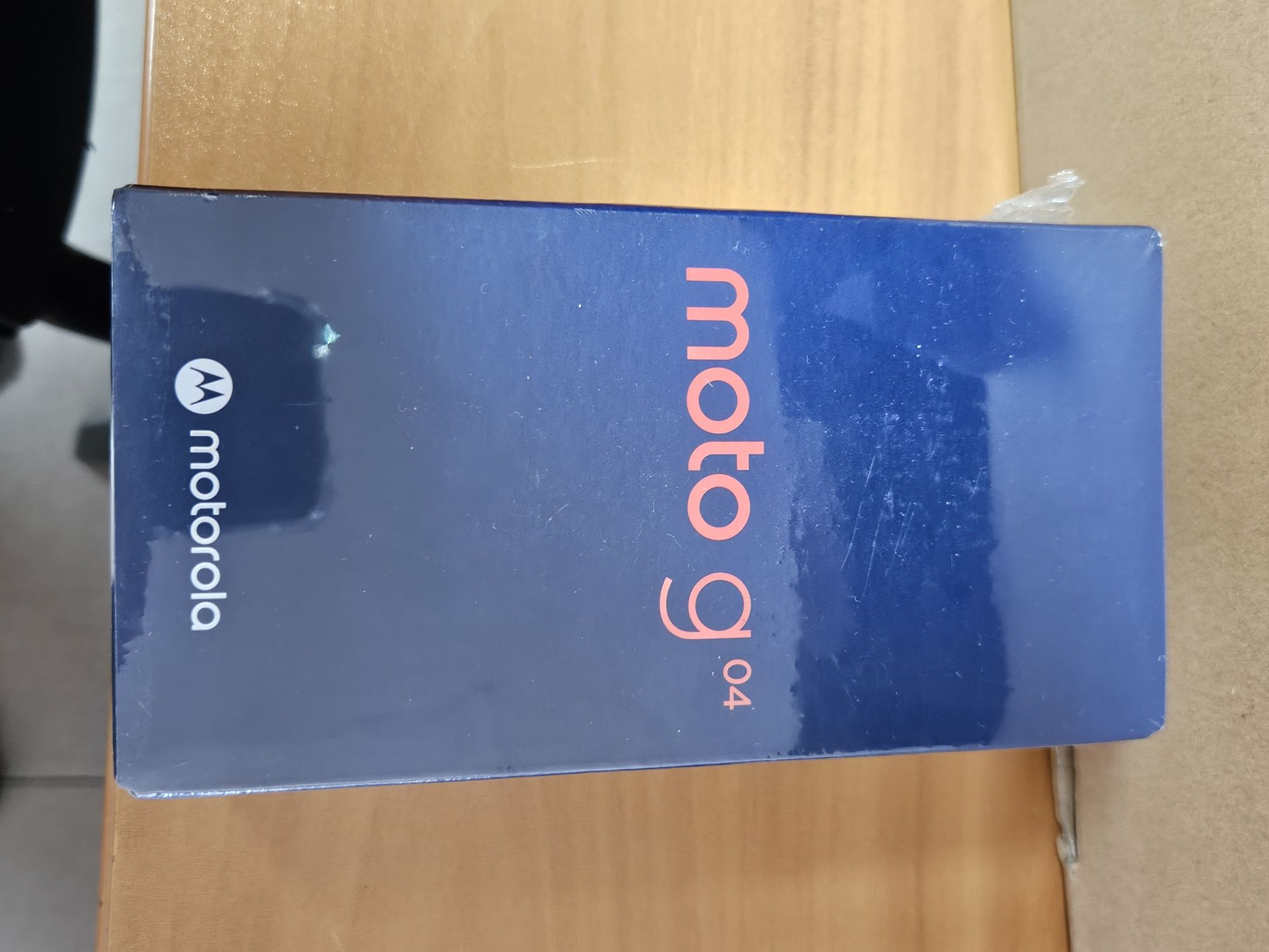 Комплект смартфон Motorola Moto g04 4GB RAM 64GB и слуш. TTEC - нови