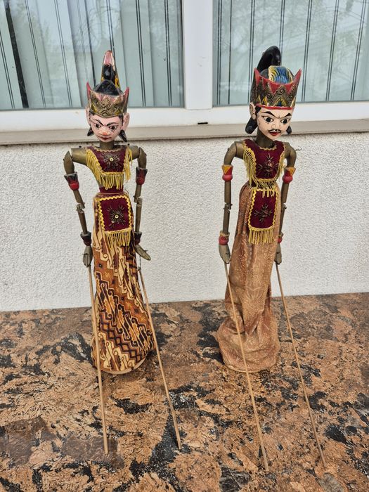 Vând 2 papusi statuiete lemn,scluptate pictate manual ,made Indonezia
