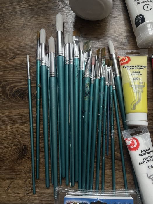 Acrilice, pensule, ustensile pictura